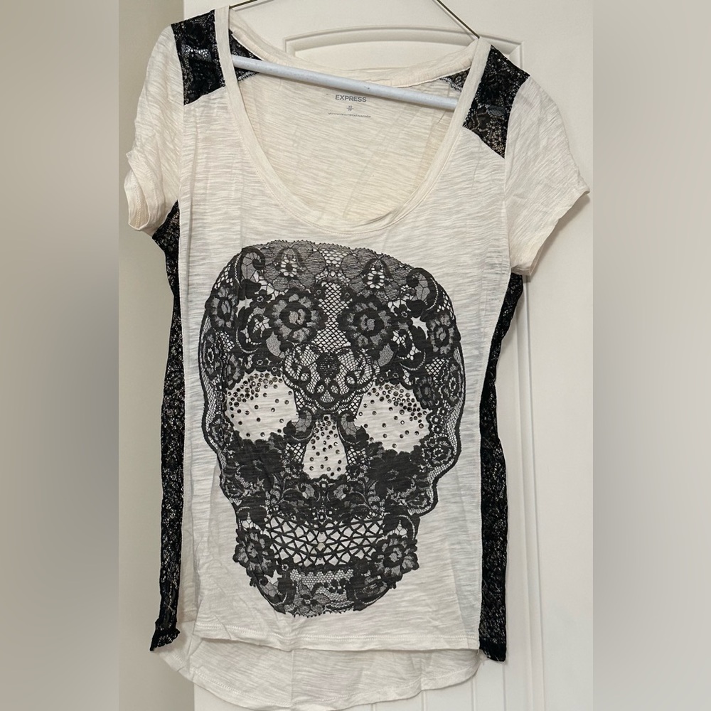 Express Skull shirt with black lace